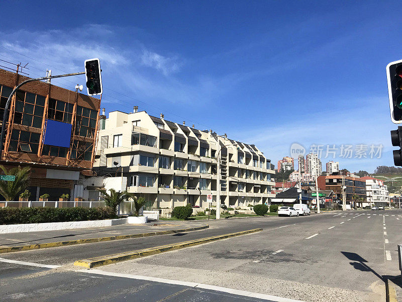 在智利瓦尔帕莱索Reñaca, Viña del Mar, 2019冠状病毒大流行期间，空荡荡的街道和街道